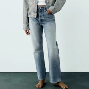 Mid waist straight jeans - Raka medelhöga jeans från zara i storlek 38 i fint skick