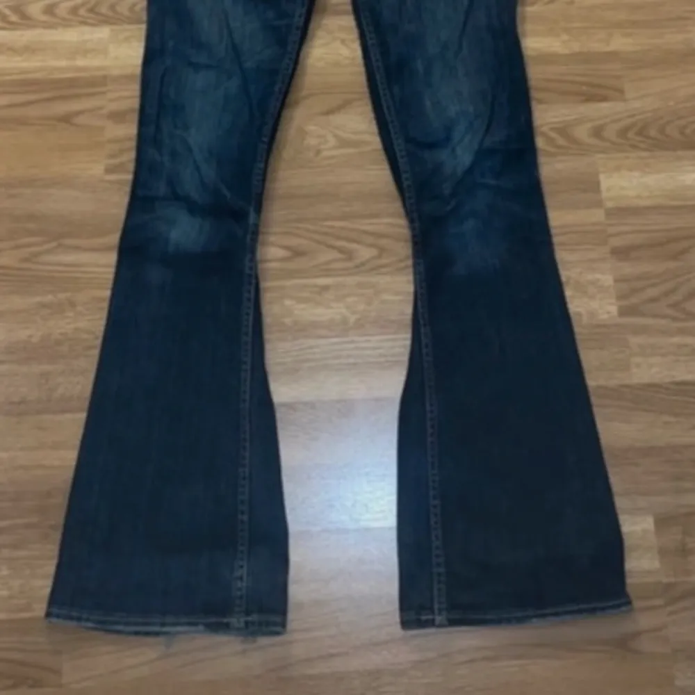 Jätte snygga Lågmidjade bootcut jeans !! Midjemått:40cm  Innerbenslägnd:79cm Storlek 28w. Jeans & Byxor.