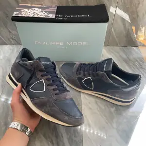 Philippe Model sneaker | Knappt använda | Sitter 0,5 storlek större | Nypris: 4000 | Ingår: PhilippeModel box | Fraktar spårbart via Postnord, på köparens bekostnad  | Hör av dig vid minsta fråga eller fundering📩