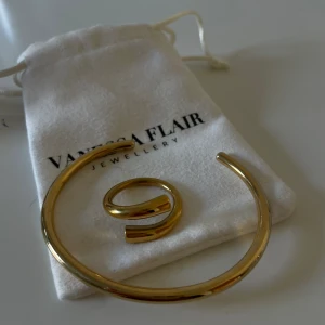 Vanessa Flair smycken - Ett smalt guldarmband som passar jättebra till andra smycken på armen och en jättesöt ring till. Båda är i guld och ringen är ganska stor i storleken. Vet it om de är äkta. Båda tsm för 500 eller ringen för 300 och armbandet för 250 separat.🩷