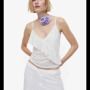 Sommartopp - Säljer detta vita linnet ifårn hm som är slutsålt, superfin till sommaren!!❤️❤️