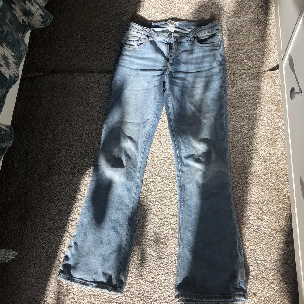 Säljer dessa jeans pga att dem blivit för korta för mig. Stl 158 från Gina tricot.. Jeans & Byxor.