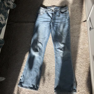 Lågmidjade Bootcut Jeans - Säljer dessa jeans pga att dem blivit för korta för mig. Stl 158 från Gina tricot.