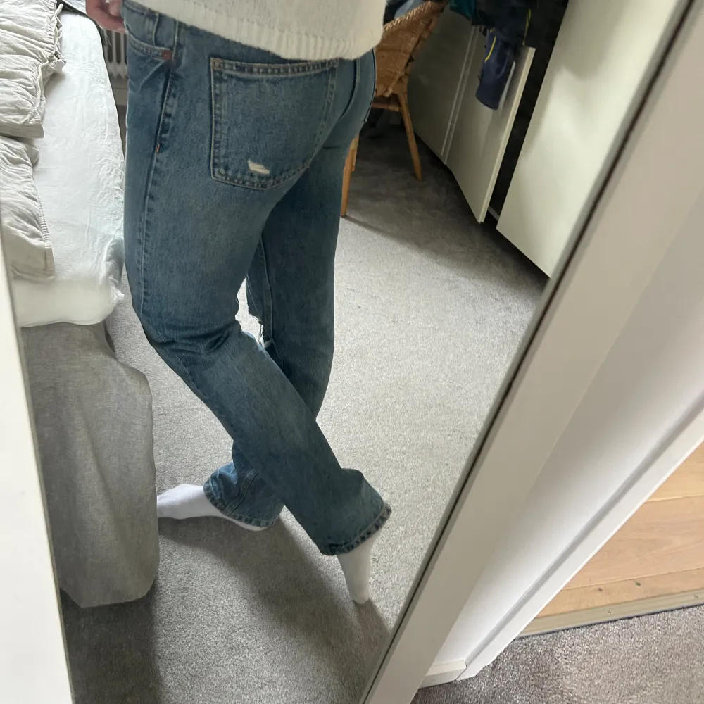 Säljer dessa lowwaist/midwaist jeansen från zara i strl 36. Perfekta i längden på mig som är 170 cm lång.😊. Jeans & Byxor.