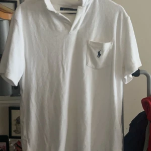 Ralph Lauren frotté piké  - Storlek M (passar L)  Använd ca 4 timmar så den är som ny. Otroligt skön och snygg till sommaren. Priset kan variera beroende hur snabb affären är.