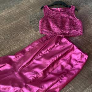 Ett rosa jättegulligt sett! Med glittrig magtröja och längre kjol i jättefint skick. Kjolen är mer silke aktigt material och toppen är bekväm att bära, passande för fest event! 