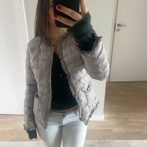 Vårjacka - superfin jacka med vilangdetaljer perfekt till våren och sommaren! 