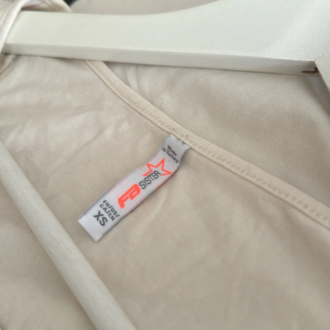 Vit tröja med rosett  - 91