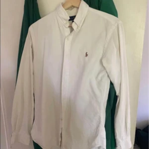Ralph lauren skjorta  - Tja säljer nu denna Ralph lauren skjorta för 230 ny pris 1200kr skriv om ni har några funderingar.