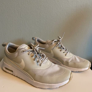 Nike Thea - Använda några få gånger, fint skick. Vita slår lätt åt grått. Små i storlek. 