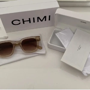 Chimi -  Säljer ni mina super fina chimis 04, färgen ecru. Använda Max två gånger då jag har andra färger som jag använder mer, Alltså nyskick. Nypris: 1350kr, pris kan diskuteras