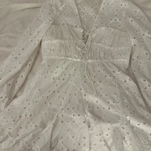 Vit zara klänning - Mycket bra skick, oanvänd men jag har tagit bort lappen. 