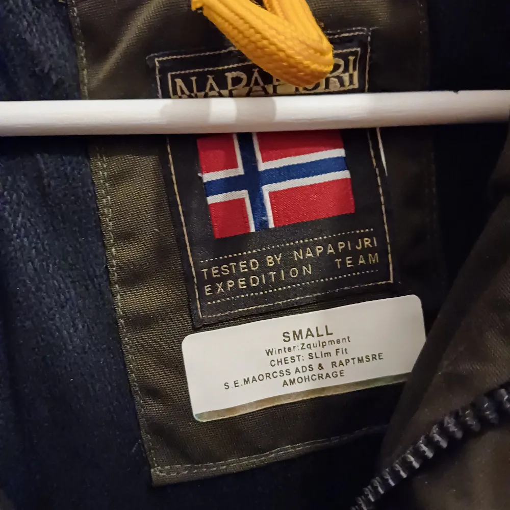 Den är väldigt fin jacka från kända Norska märket Napapijri  Dessa jackor är perfekta i snö . Jackor.