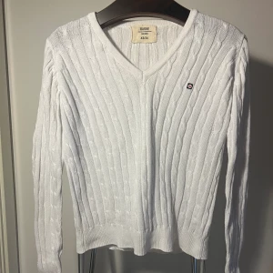 stickad Märkeströja  - Fint skick Strl 34/xs men passar s  Köparen står för frakt