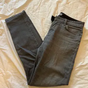Snygga gråa Filippa K jeans i storlek w32 l34
