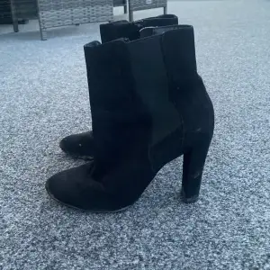 Svarta skor med klack