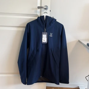 Haglöf jacka - Bra skick använt cirka 5-6 gång inga skador eller håll. Snygg blå färg passar med allt. Är de något du undrar är de bara att skriva 😊🙌💯