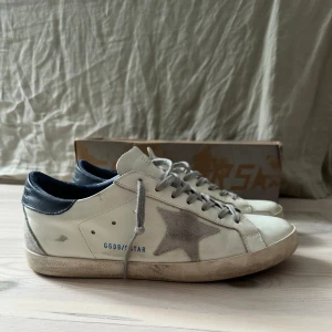 Golden Goose - Säljer nu ett par golden goose superstars pga. att jag tröttnat på dom. Skicket är väldigt bra, 9/10. Box medföljer! Tveka inte på att höra av dig vid frågor eller funderingar!