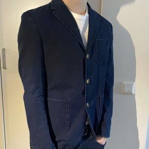 Esprit 1968 kavaj  - Hej säljer Dena sjukt unika och snygga kavajen från Esprit 1968 som är i perfekt skick nypris runt 1599kr, det är storlek 46/48 som motsvarar runt S/M
