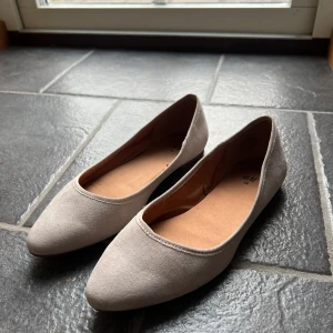 Beiga ballerinaskor  - Säljer mina beiga ballerinaskor knappt använda! Frakt tillkommer.💕
