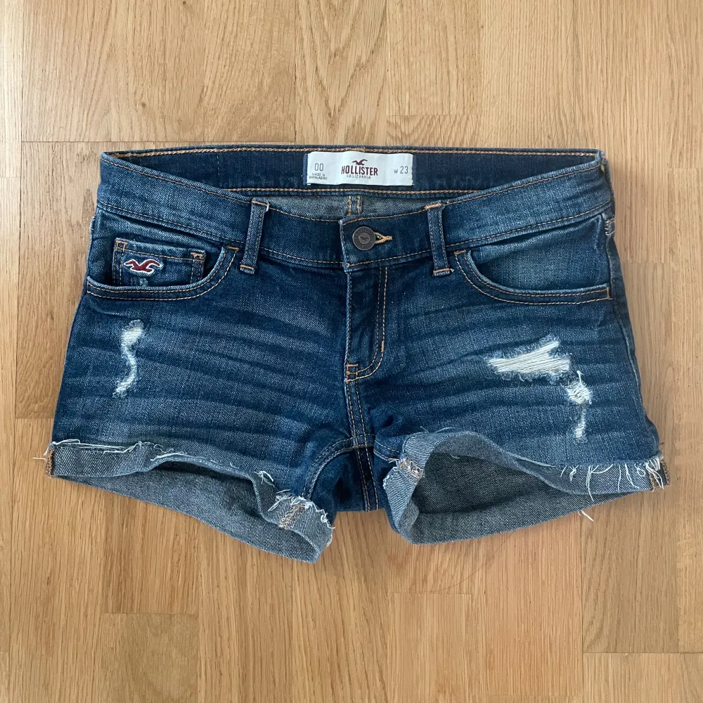 Snygga lågmidjade jeansshorts från Hollister, perfekta nu till sommaren💕. Shorts.