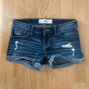 Hollister jeansshorts - Snygga lågmidjade jeansshorts från Hollister, perfekta nu till sommaren💕