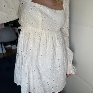 Vit klänning  - Kräm vit klänning som är köpt här på Plick. Tjejen innan hade använt den en gång och jag aldrig. Säljer pga satt inte som jag tänkte. Köpt för 900 kr 