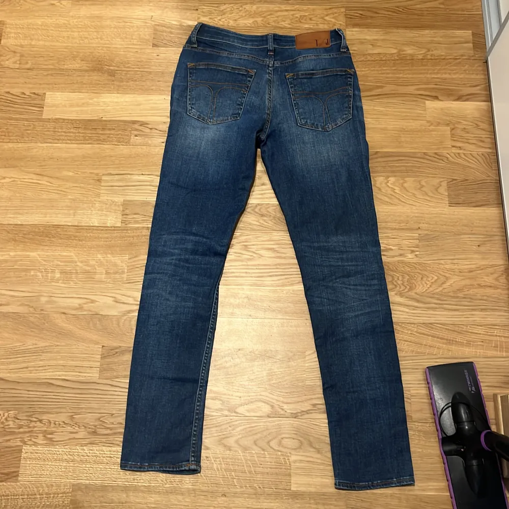 Säljer dessa as feta jeans från tiger of Sweden med slitningar på knäna! Storlek 27-32 men passar större i midjan. Jeans & Byxor.