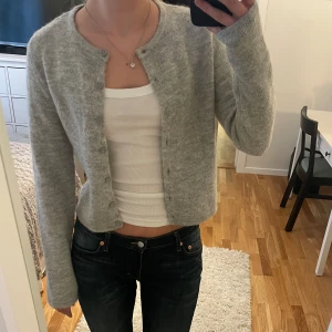 Kofta - Jättesöta grå koftan från ginatricot i storlek xs. Använd 1 gång och nypris 399kr🩷💖🫶