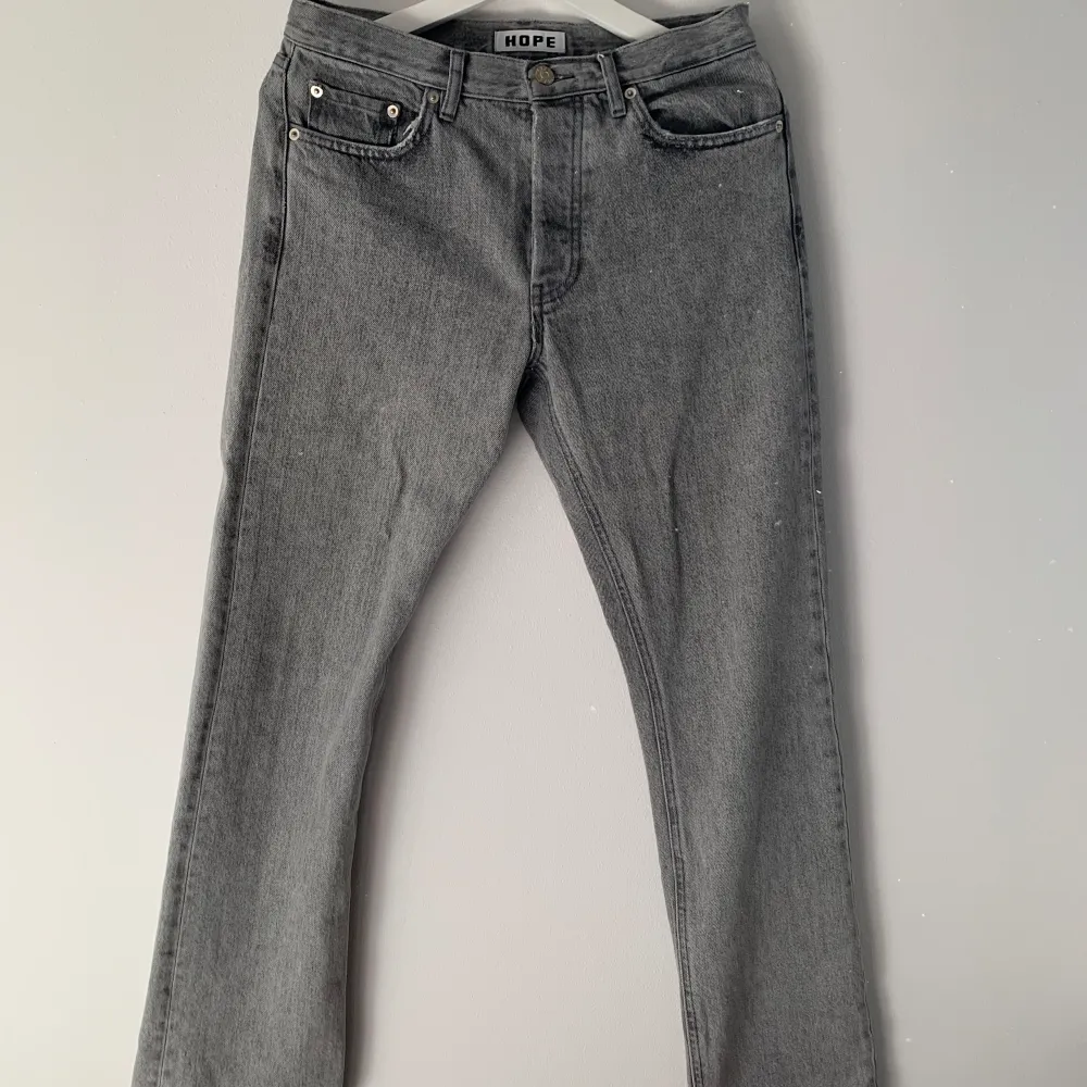 Rush jeans från Hope. Använda en hel del, därför slitningar längst ner, även båda framfickorna är trasiga. Storlek 27 men relativt stor i storlek så passar även 28. . Jeans & Byxor.