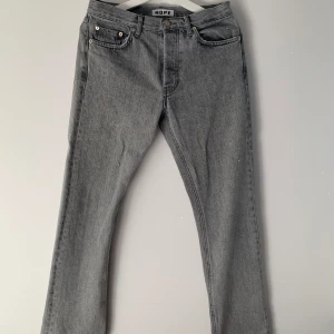 Hope Rush jeans  - Rush jeans från Hope. Använda en hel del, därför slitningar längst ner, även båda framfickorna är trasiga. Storlek 27 men relativt stor i storlek så passar även 28. 