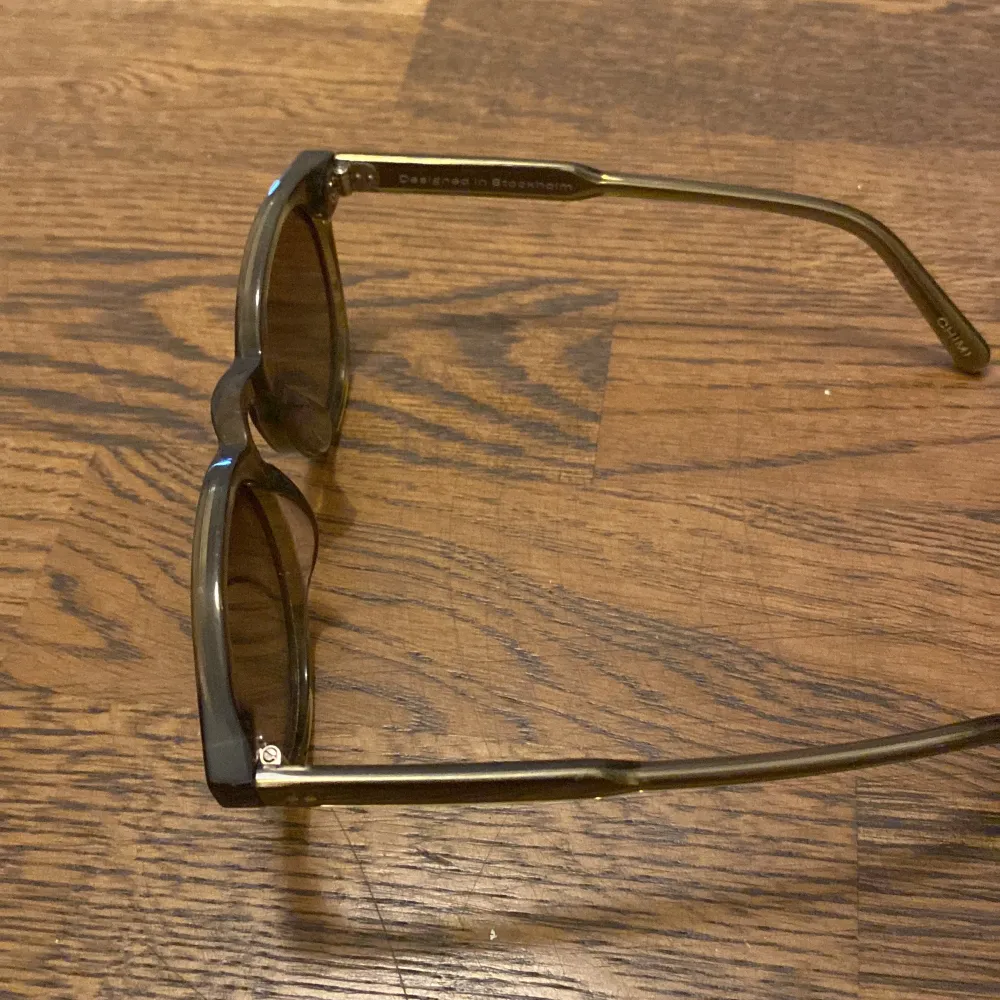 Ett par Chimi solglasögon perfekt till sommarn. Färgen är mörkgrön och solglajorna är i väldigt bra skick. Box och påse följer med. Nypris 1300-1500 kr mitt pris 500 kr. . Accessoarer.