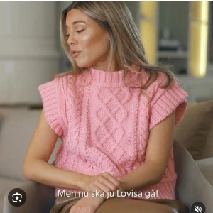 Rosa kabelstickad väst  - Denna otroligt snygga västen ska jag tyvärr sälja då den inte kommer till användning. Det är samma väst som Bianca har på bilden! Den enda defekten västen har är sminkfläck på insidan av halsen. 