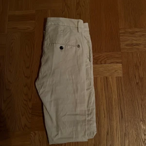 Dondup linne byxaw - En kostymbyxa i materialet linne Deras exklusiva variant på kostymbyxa I färgen vit/sand Storlek 30 Som nya! Inköpta för 3300kr Mitt pris 900kr 