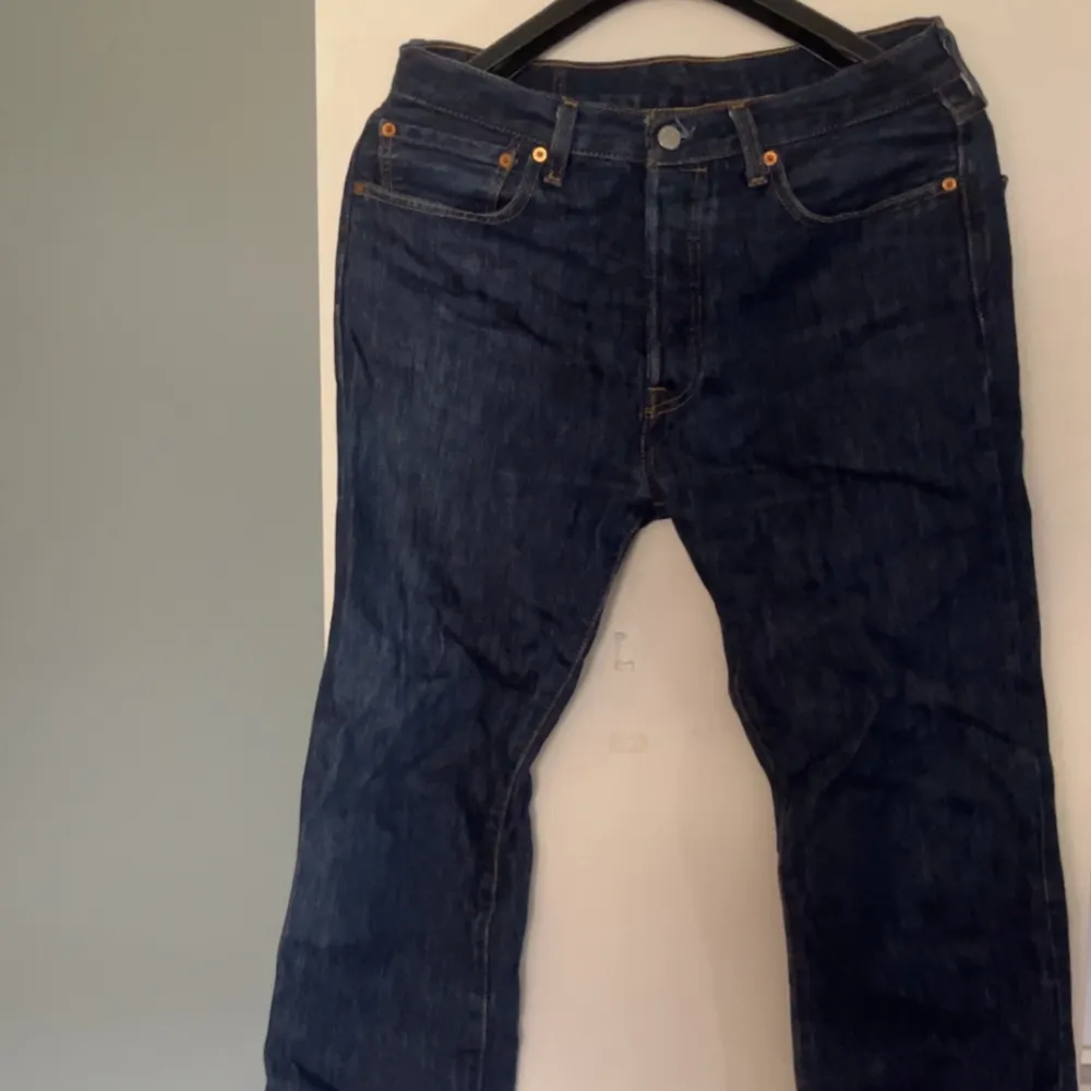 Snygga blå jeans av den populära modellen 501. Skicket på jeansen är 7.5/10. Hör av dig vid frågor!. Jeans & Byxor.