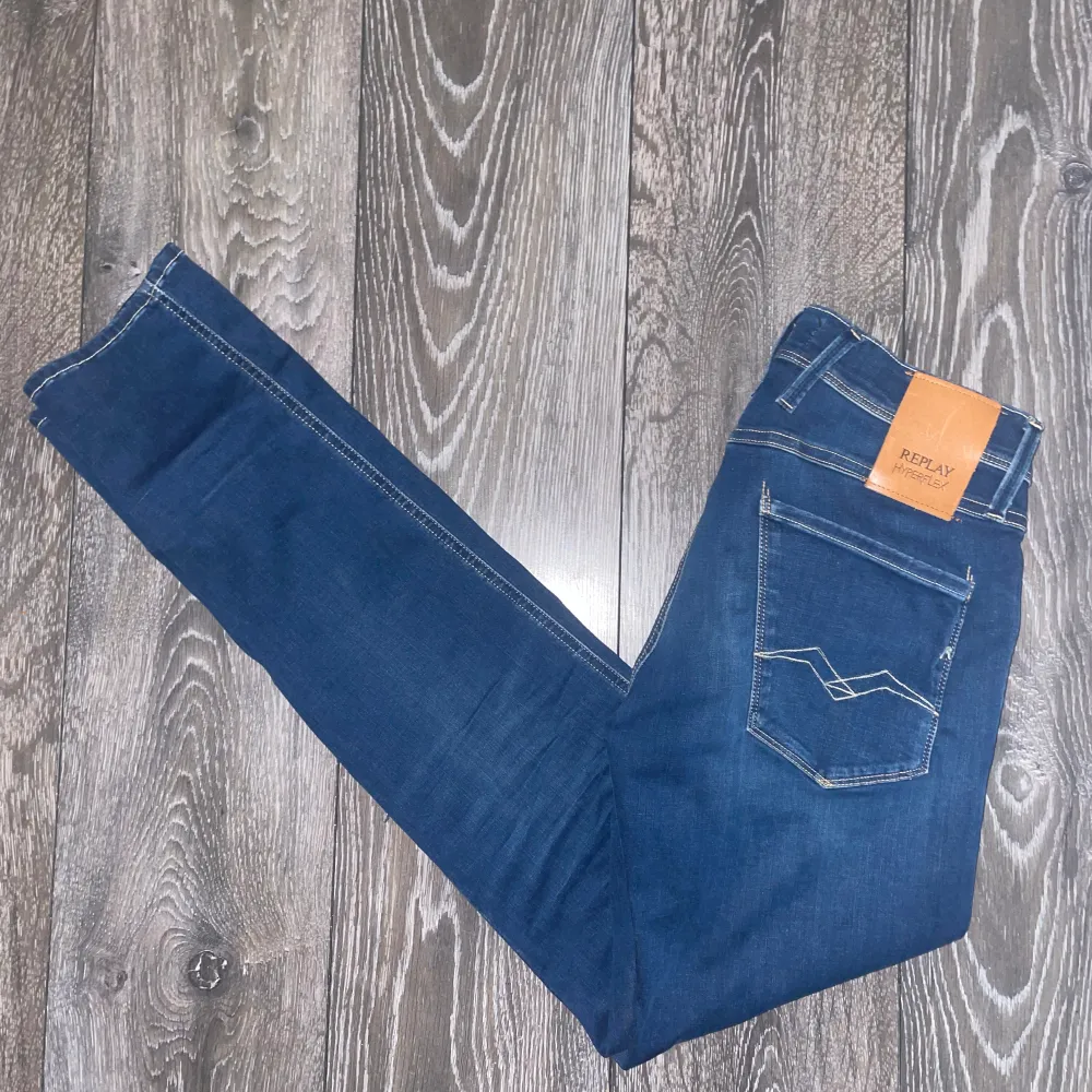 Retail - 1250 | 9.5/10 | Replay Anbass jeans, i bra sick | Köp sker via dm!🍾🥂   L32 W29. Jeans & Byxor.