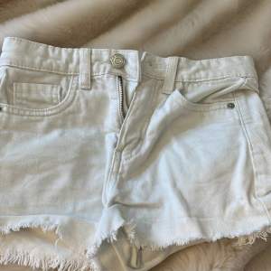 Super fina vita jeans short med lite fransar längst ner🤍 sparsamt använt🫶🏼