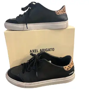 Unika och leopard färgade AXEL ARIGATO clean 90 Triple Sneakers. Dustbag och låda. Små i storleken. Mocha är lite skadad. 