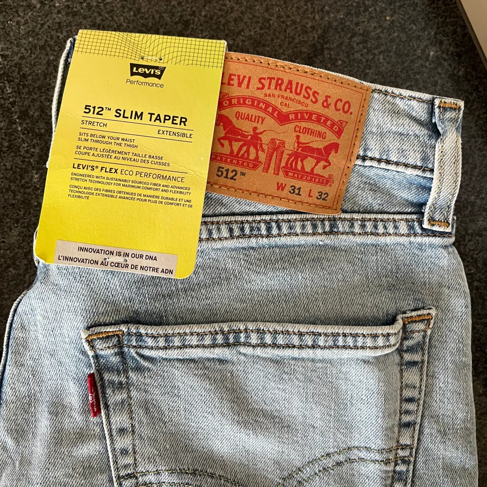 Tja! Säljer nu dessa sprillans nya och sjukt snygga Levis jeans i modellen 512 i storlek 31:32. Färgen passar perfekt nu inför våren. Skicket är 10/10, helt nya. Nypris ligger på 1349 kr. Vid fler frågor/bilder är det bara att skriva!. Jeans & Byxor.