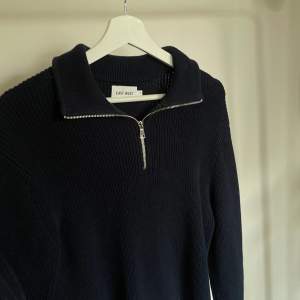 Stickade tröjor skit snygga med half zip.  1 för 200 eller båda för 350   Vit S  Marinblå M