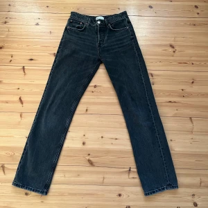 Zara Midrise jeans - Svartgråa jeans från zara i använt skick, därav priset, men finns absolut inga hål eller liknande! Säljer då de är för stora, har haft ett skosnöre genom midjan (bild 3) midja: 78cm, innerben: 79cm ❣️