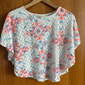 Multifärgad barntopp - Superbra skick och i storlek 158-164 cm. Den är normal i storleken.