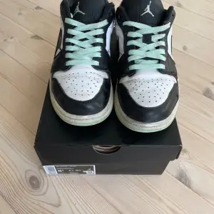 Använda Nike Jordan i vitt, svart plus melerat i mintgrönt och lila. 