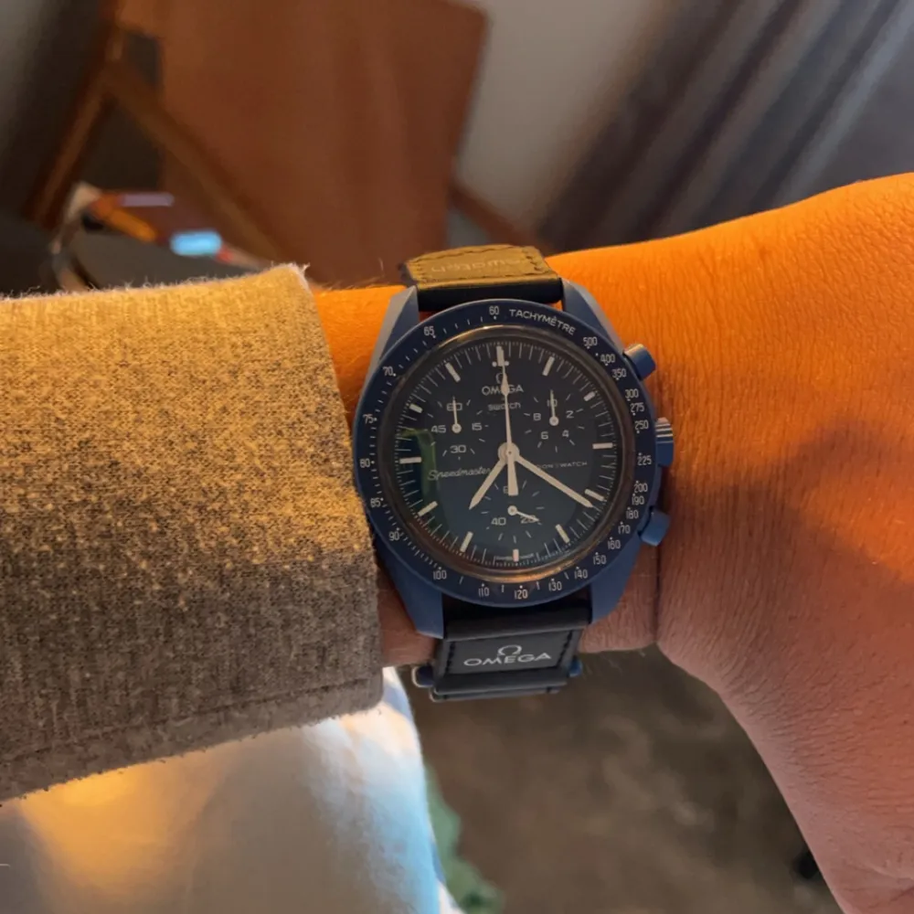 Helt ny Omega x Swatch Moonswatch mission to Neptune. Köpte klockan på en swatch butik i Bangkoks flygplats. Klockan är endast testad på armen. Inga repor eller något annat. Allt som ingick när jag köpte klockan ingår  . Accessoarer.