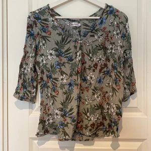 Blus - Blommig blus i grönt. Från lager157. Strl L. Liten i storleken. 