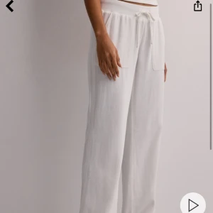 Linnebycor - Säljer mina nya linnebyxor från Nelly i storlek xs. Är inte genomskilnig då den har en till tyg under!🤍