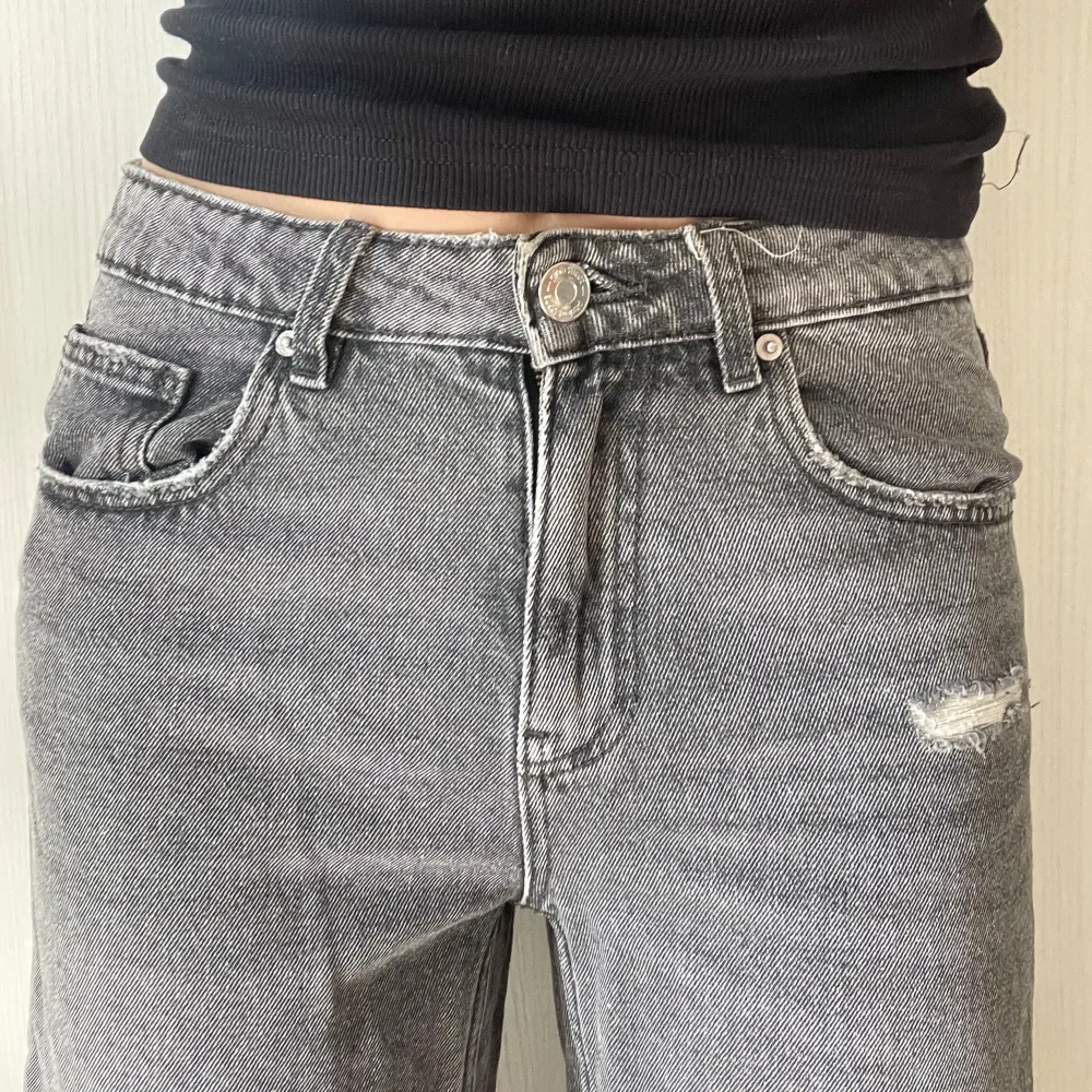 Så snygga baggy lowwaist gråa jeans 💕 Köppt på barnavdelningen så har band i midjan🥰 Midjemått: 34 cm. Jeans & Byxor.