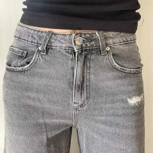 Så snygga baggy lowwaist gråa jeans 💕 Köppt på barnavdelningen så har band i midjan🥰 Midjemått: 34 cm