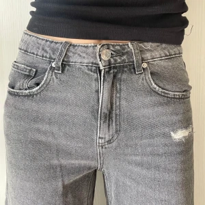 Low baggy jeans - Så snygga baggy lowwaist gråa jeans 💕 Köppt på barnavdelningen så har band i midjan🥰 Midjemått: 34 cm