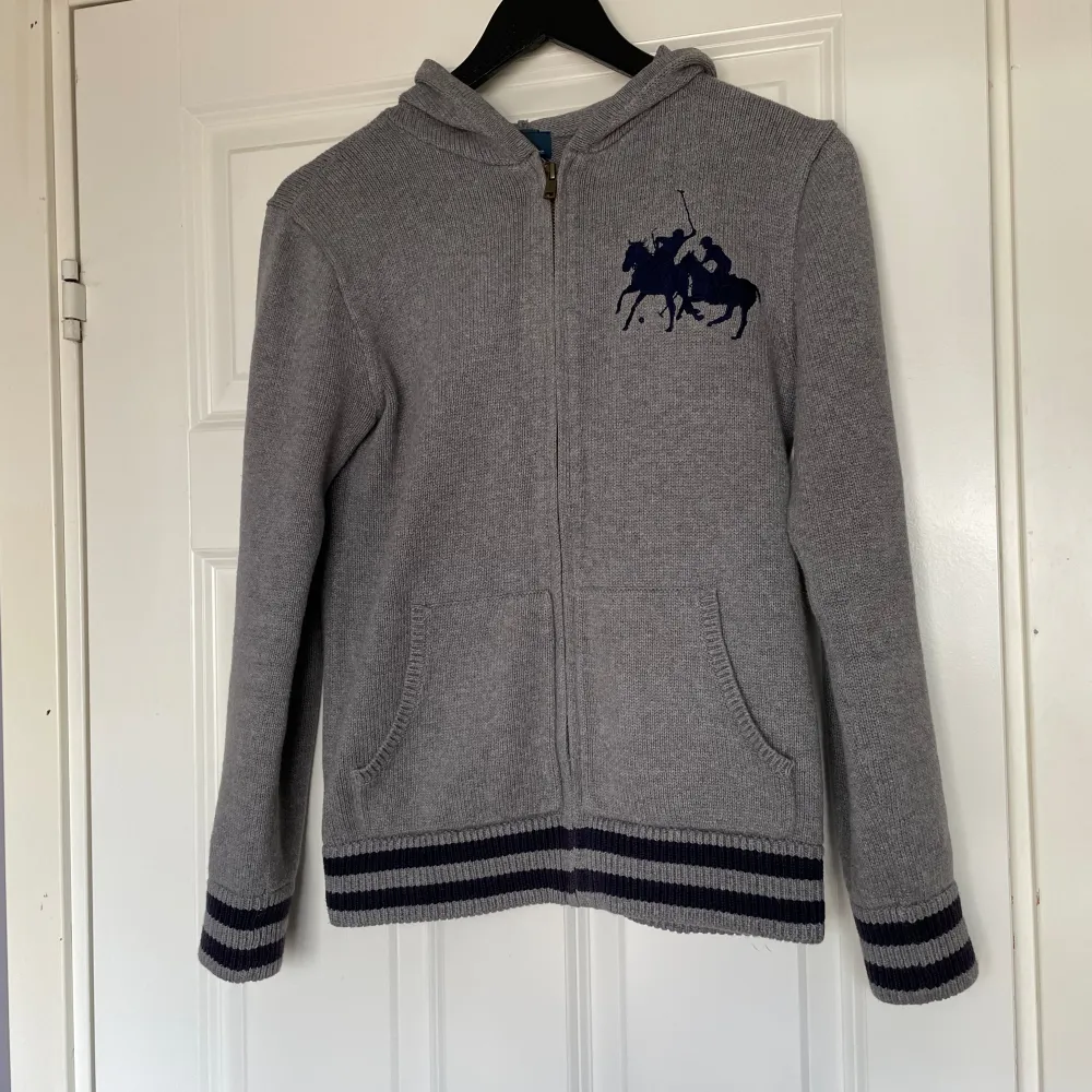 Finstickad Ralph Lauren zip hoodie i ett väldigt bra skick. Inga defekter. Storleken är L i ”barnstorlek” som motsvarar 170. Priset är diskuterbart så skriv om du har funderingar.. Tröjor & Koftor.